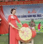 Hình ảnh cô giáo Nguyễn Thị Châu Loan đánh trống trường trong ngày khai trường