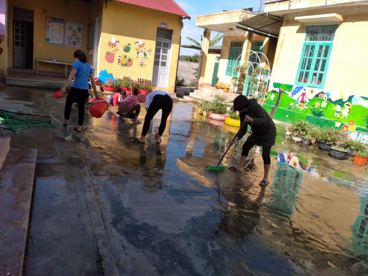 Một số hoạt động vệ sinh trường, lớp chuẩn bị cho năm học mới của trường MN xã Mường Phăng